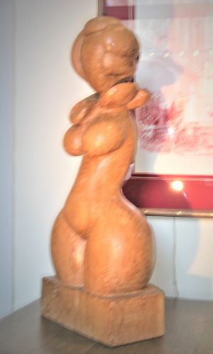Sculpture chêne femme fleur